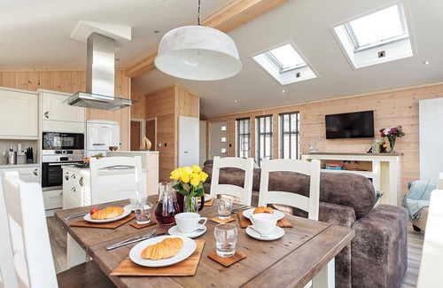 Ryde Chalet De Esquí | 3 bedroom accommodation in Wootton Bridge, Nr Cowes