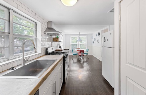 Central Gardens Casa | 3-bedroom Annesdale Duplex #2 - 5 mins to Medical District! Sleeps 5