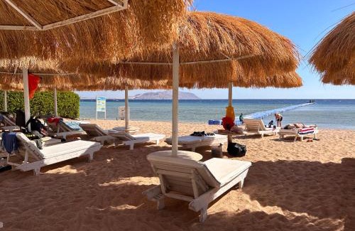 Ras Nasrani Apartamento | 3-Bedroom Apartment on the Ground Floor with Pool View, Personal Garden Area, Backyard, and Free Beach Access in Sharm Hills Resort
