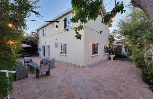 Pico - Robertson Apartamento | 3 bedroom apartment by the MrC Hotel and 5 minutes to Rodeo Drive WiFi TV Patio walk to restaurants