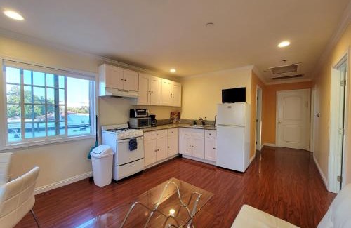Pico - Robertson Apartamento | 3 bedroom apartment by the MrC Hotel and 5 minutes to Rodeo Drive WiFi TV Patio walk to restaurants