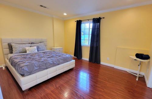 Pico - Robertson Apartamento | 3 bedroom apartment by the MrC Hotel and 5 minutes to Rodeo Drive WiFi TV Patio walk to restaurants