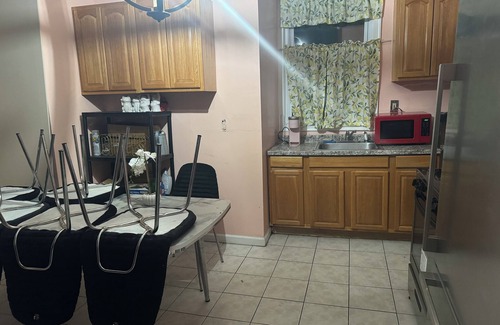 Newark Apartamento | 3-bedroom apartment in delightful Newark with AC