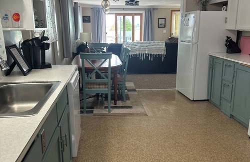 St Ignace Apartamento | 3-bedroom apartment walking distance to Mackinac Island Ferry and downtown, WiFi
