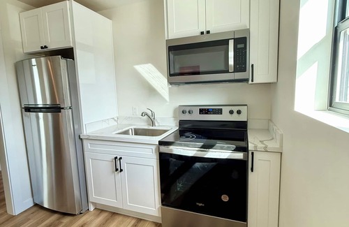 South Tacoma Apartamento | 3-bedroom Apt in central location/Tacoma with AC, WiF. Above cute restaurant.