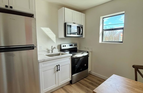 South Tacoma Apartamento | 3-bedroom Apt in central location/Tacoma with AC, WiF. Above cute restaurant.