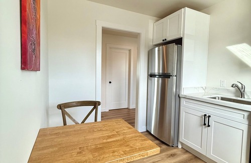 South Tacoma Apartamento | 3-bedroom Apt in central location/Tacoma with AC, WiF. Above cute restaurant.