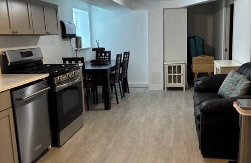 Cragin Apartamento | 3-bedroom apt .on North Side! Great location between downtown and the airport.