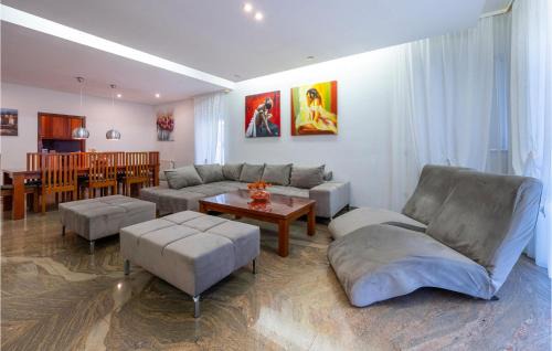 Pjescana Uvala Apartamento | 3 Bedroom Awesome Apartment In Pula