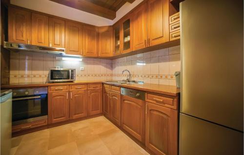 Tomicici Casa | 3 Bedroom Beautiful Home In Tivat