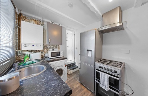 Chatham Casa | 3-Bedroom Building In charming Alexandra Rd