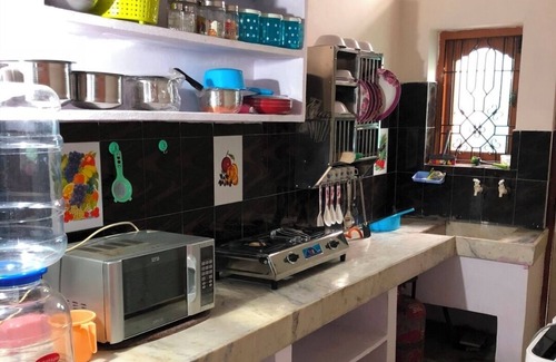 Toli Chowki Casa | 3-bedroom building in charming Hyderabad with AC family and friendly