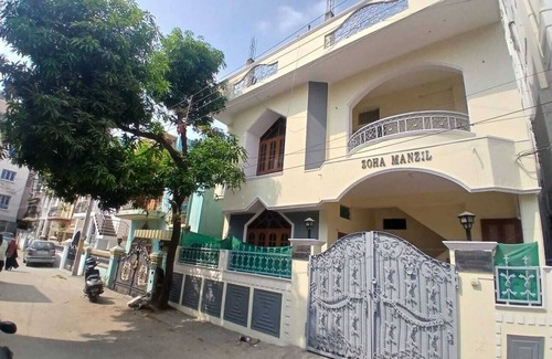 Toli Chowki Casa | 3-bedroom building in charming Hyderabad with AC family and friendly
