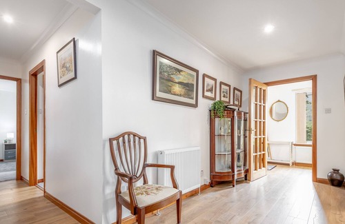 Crieff Casa | 3 bedroom bungalow w/htub & private loch access