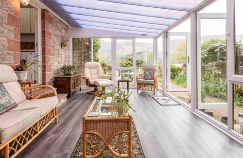 St Fillans Casa | 3 bedroom bungalow with htub & private loch access