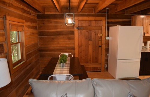 Speedwell Cabina | 3-bedroom cabin at Norris Lake, Sleeps 8 WiFi Lake access Covered boatslip