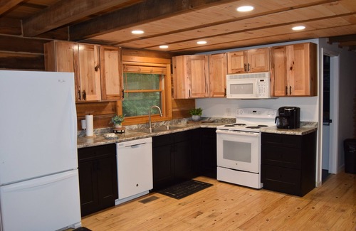 Speedwell Cabina | 3-bedroom cabin at Norris Lake, Sleeps 8 WiFi Lake access Covered boatslip