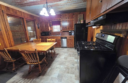 Mena Cabina | 3 Bedroom Cabin, slps up to 8, bring your ATV or rent on from us, 3 miles to WPG