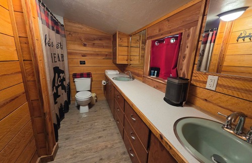Mena Cabina | 3 Bedroom Cabin, slps up to 8, bring your ATV or rent on from us, 3 miles to WPG