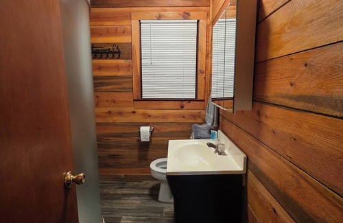 Mena Cabina | 3 Bedroom Cabin, slps up to 8, bring your ATV or rent on from us, 3 miles to WPG