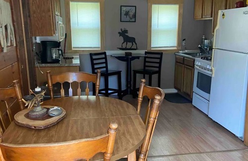 Carroll Cabina | 3-bedroom cabin with AC and WiFi in welcoming Carroll NH