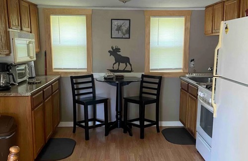 Carroll Cabina | 3-bedroom cabin with AC and WiFi in welcoming Carroll NH