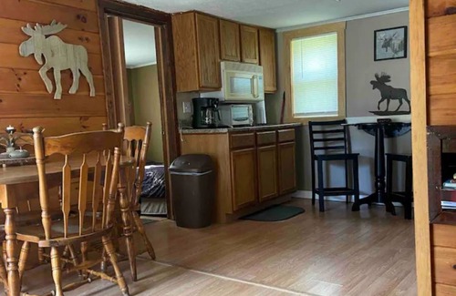 Carroll Cabina | 3-bedroom cabin with AC and WiFi in welcoming Carroll NH