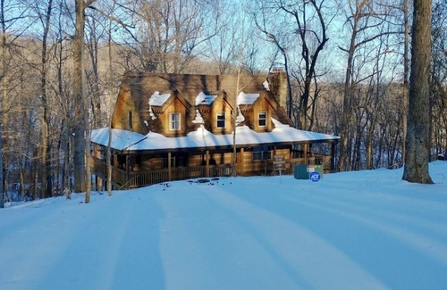 Eddyville Cabina | 3-bedroom cabin with a loft in lovely Eddyville with WiFi, AC