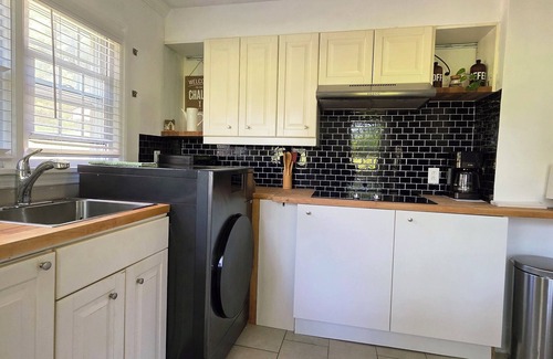 East Durham Chalet De Esquí | 3-bedroom chalet, private pool,bbq area,porch, serene lush backyard, AC, WiFi
