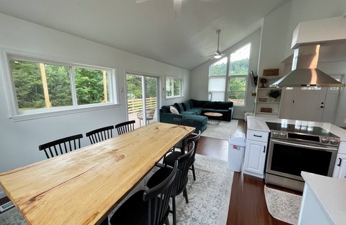 Alexandria Chalet De Esquí | 3 Bedroom Chalet with Hot tub on 3 private acre in the foothills of White Mnts