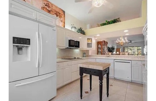 North Naples Condominio | 3-bedroom condo in brilliant Naples with AC