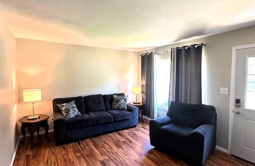 Bloomington Casa | 3 Bedroom Convenient Ranch
