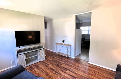 Bloomington Casa | 3 Bedroom Convenient Ranch
