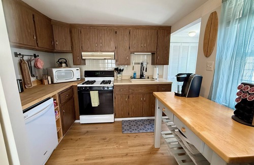 Ship Bottom Casa | 3 bedroom Cottage w/ Tiki Bar, great location in Ship Bottom