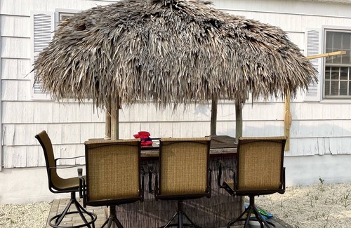 Ship Bottom Casa | 3 bedroom Cottage w/ Tiki Bar, great location in Ship Bottom
