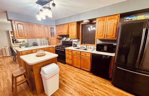 Dowagiac Casa | 3-bedroom country house in charming Dowagiac with WiFi and laundry.