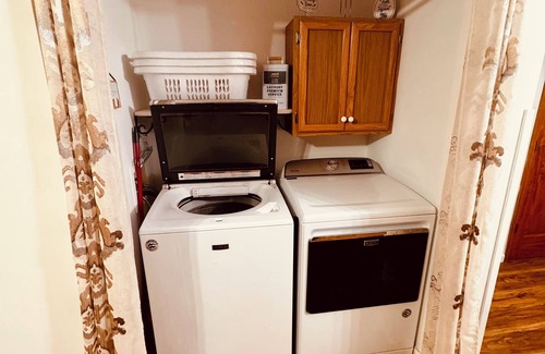 Dowagiac Casa | 3-bedroom country house in charming Dowagiac with WiFi and laundry.