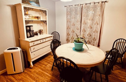 Dowagiac Casa | 3-bedroom country house in charming Dowagiac with WiFi and laundry.