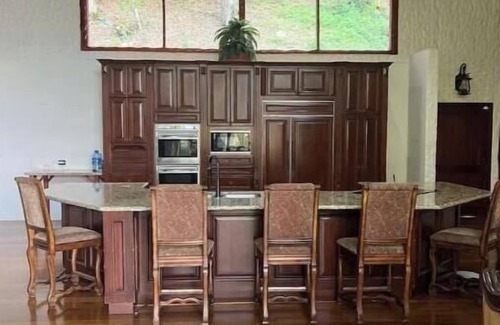 Los Guido Casa | 3-bedroom custom Tree house in welcoming Cartago with WiFi, waterfalls, trails