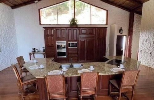 Los Guido Casa | 3-bedroom custom Tree house in welcoming Cartago with WiFi, waterfalls, trails