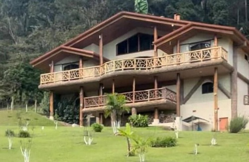 Los Guido Casa | 3-bedroom custom Tree house in welcoming Cartago with WiFi, waterfalls, trails