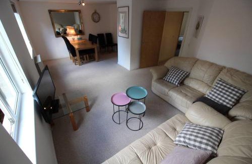 Atlantic Wharf Casa | 3 bedroom flat 10 mins walk to Bay and City center Free Parking