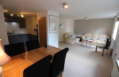 Atlantic Wharf Casa | 3 bedroom flat 10 mins walk to Bay and City center Free Parking