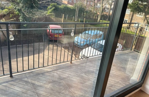 Heston Apartamento | 3 Bedroom Flat, Balconies, 2 Bathrooms, Living area & Free Parking near Heathrow