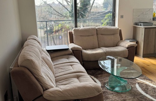 Heston Apartamento | 3 Bedroom Flat, Balconies, 2 Bathrooms, Living area & Free Parking near Heathrow
