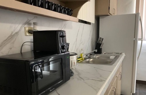 Mangilao Apartamento | 3 Bedroom fully furnished private condo with Free Parking & free WiFi & cable.