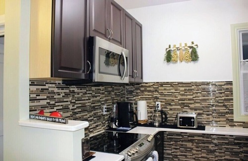 Peterborough Casa | 3-bedroom full bungalow in pleasant Downtown Peterborough with AC