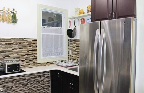 Peterborough Casa | 3-bedroom full bungalow in pleasant Downtown Peterborough with AC