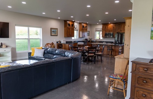 Sheridan Casa | 3 bedroom guest house with mountain views in Big Horn, Wyoming