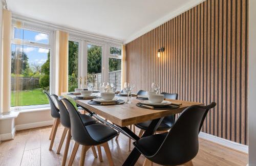 Hall Green Casa | 3 Bedroom Home 4-6 Beds Nr Solihull, Edgbaston, Digbeth, HS2 sites, NEC, M42 & Lots more- Central Birmingham-Driveway Fits 2 Vans